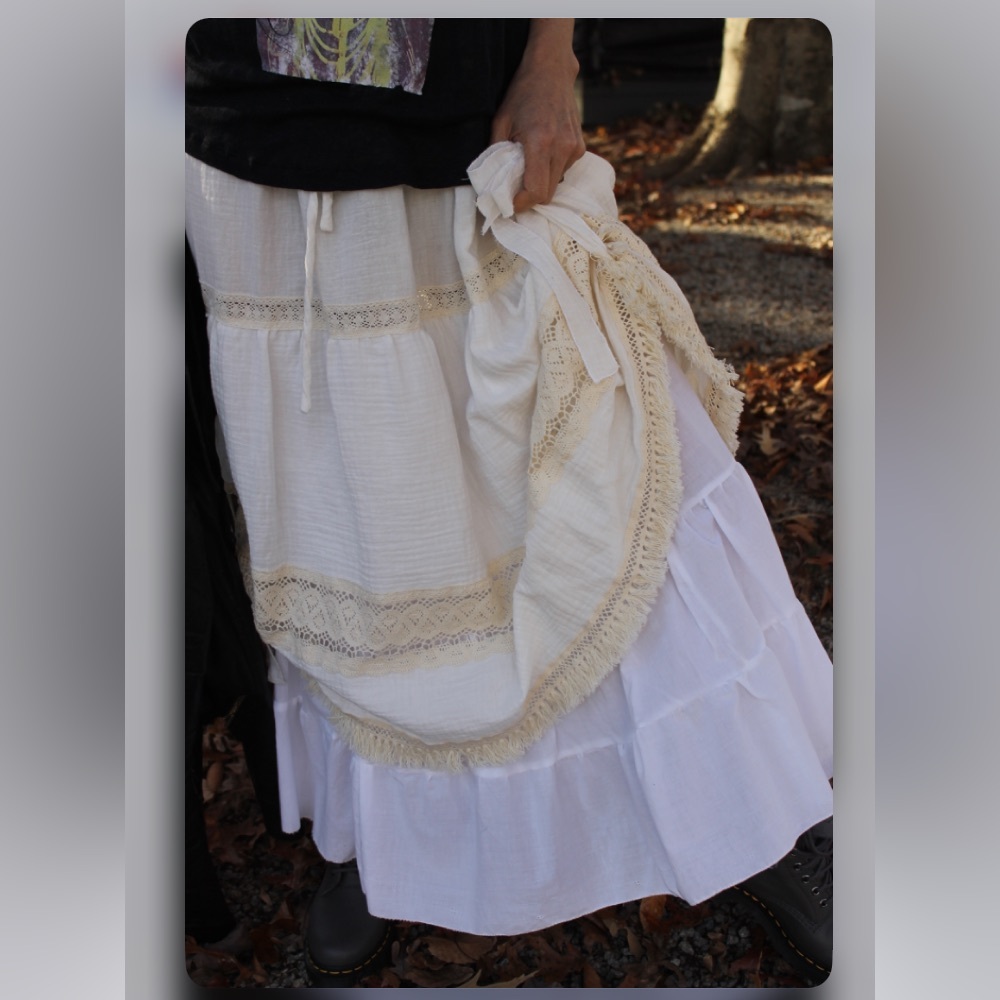 Elegant Western Cream Skirt - Picture 15 of 16